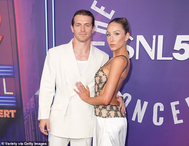 Par je prekinuo sredinom prosinca, a na Staru godinu Earle se zbližio s Tomom Bradyjem