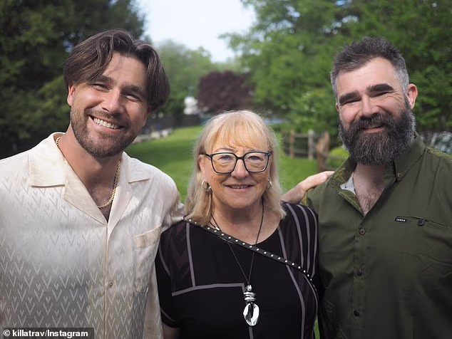 Donna, 73, na slici sa svoja dva sina, NFL herojima Travisom (lijevo) i Jasonom