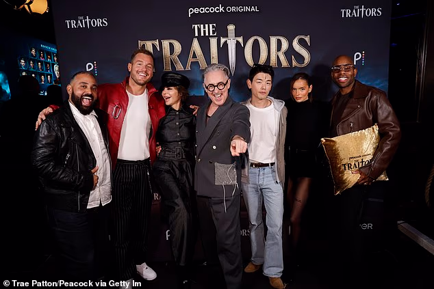 Škotski glumac Alan Cumming, voditelj emisije Peacock, otkrio je Candiace Dillard Basset, Lisu Rinnu i Roba Rauscha kao izdajice četvrte sezone.