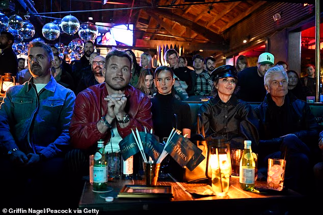 Jordan C. Brown, Colton Underwood, Maura, Lisa Rinna i Harry Hamlin izgledali su napeto dok su gledali uvodnu emisiju (LR)