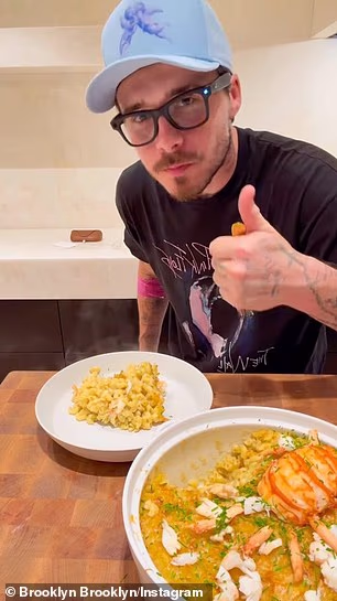 Bivši fotograf također je uključio svoj Cloud 23 ljuti umak noseći jednu od bejzbolskih kapa brenda u videu