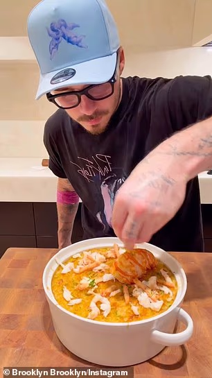 Ipak, ambiciozni kuhar, 26, nije odgovorio na izvješće kada se nedugo nakon toga oglasio na društvenim mrežama, umjesto toga prenio je video na kojem kuha jastoga i sir