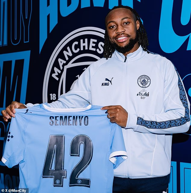 Antoine Semenyo sa svojim dresom s brojem 42 u Cityju nakon što je završio prelazak iz Bournemoutha