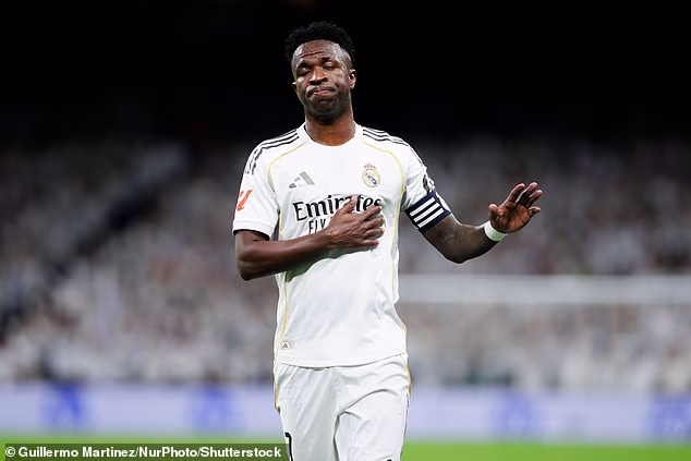 Viniciusova budućnost u Los Blancosima upitna je zbog njegove loše forme i zategnutog odnosa s Alonsom, a izvješća govore da su pregovori o novom ugovoru u zastoju od prošlog svibnja