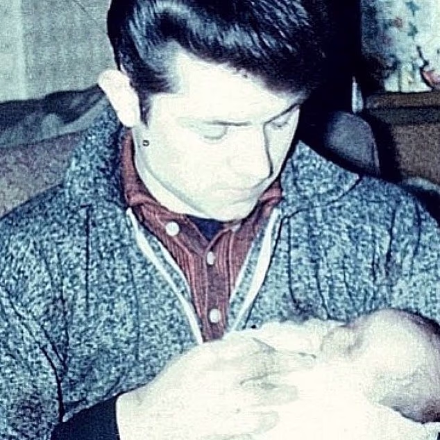 John Kelly, 84, navodno je pronađen rano jutros ozlijeđen u East Kilbrideu, South Lanarkshire i nažalost preminuo je na mjestu događaja na niskim temperaturama