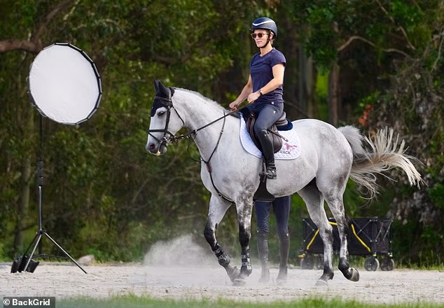 Odjevena u tamnoplavu majicu kratkih rukava, odgovarajuće jahaće hlače, čizme, kacigu i sunčane naočale, Zara je bez muke svladala svaku prepreku u areni
