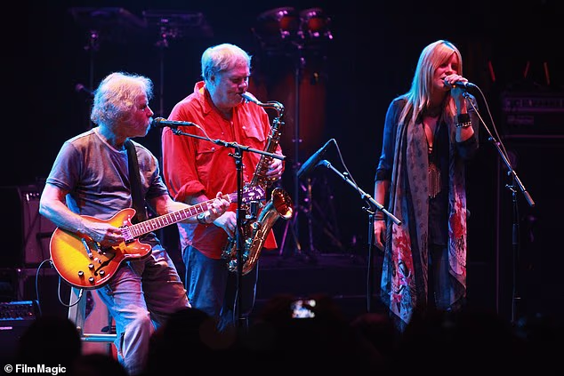 Godine 2013. Weir je kolabirao tijekom Furthur showa, a sljedeće godine datumi RatDoga su ukinuti jer je kasnije priznao da se bori s ovisnošću o prepisanim lijekovima protiv bolova; (Weir, Bobby Keys iz The Rolling Stonesa i Grace Potter iz Grace Potter and the Nocturnals nastupaju 2012.)