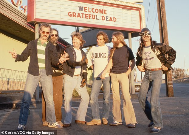 Godine 1965. upoznao je Garciu u glazbenoj trgovini Palo Alto i njih su dvojica osnovali Mother McCree's Uptown Jug Champions, koji su kasnije postali Warlocks i na kraju Grateful Dead; (Bill Kreutzman (prugasta košulja), Jerry Garcia (crna košulja i sako), Mickey Hart ("Bog je zvuk" T-shirt), Phil Lesh (bijela majica), Bob Weir (Duke sweatshirt) i Brent Mydland 1979.)