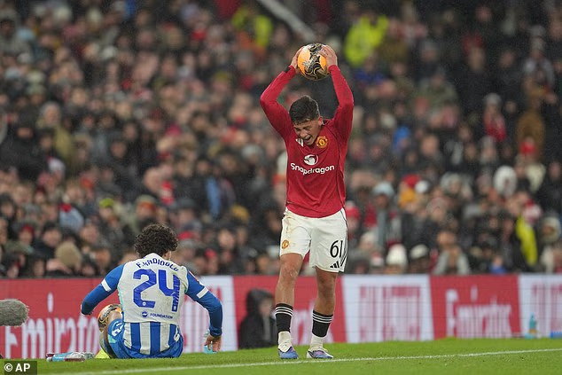 Lacey je dobio drugi žuti karton jer je bacio loptu na pod nakon dopuštenog prekršaja