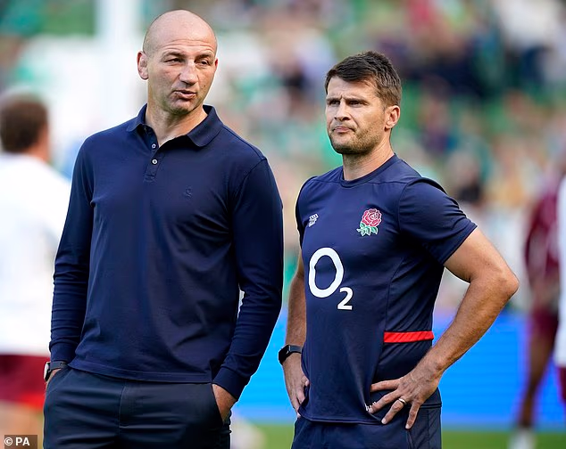 Wigglesworth s engleskim izbornikom Steveom Borthwickom. 'Imamo dobru grupu', kaže. 'Nakon jeseni proveli smo jedno popodne s Red Arrowsima. Nismo letjeli u njima, ali smo otišli vidjeti kako rade'