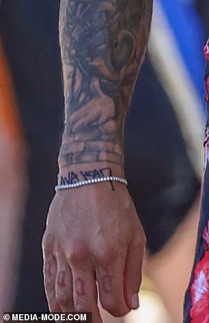 Par je nedavno imao jedno drugom ime ispisano na rukama. Spanianova tetovaža - 'Ava Jean' na zapešću - prikazana je ovdje