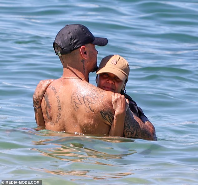 Nekoliko trenutaka prije toga, Španjolac je viđen kako se druži sa svojom novom djevojkom u surfanju