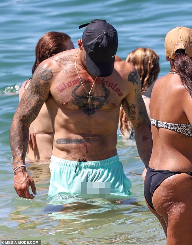 Dok je par izlazio kako bi se osvježio okupavši se u oceanu tijekom subotnjeg toplinskog vala, popravljeni kriminalac, 37, primijetio je da je tanka tkanina njegovih zelenih hlačica postala prozirna