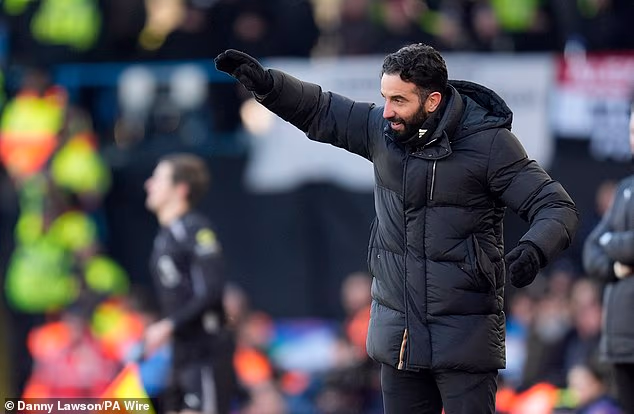 Mainoo je bio u nemilosti Rubena Amorima, kojeg je klub otpustio prošli tjedan