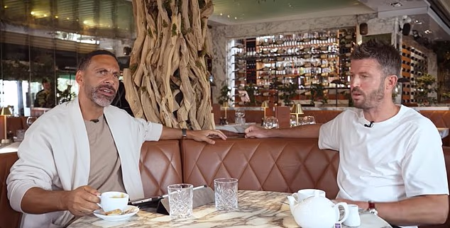 Carrick je rekao Riju Ferdinandu da na Mainooa gleda više kao na 'napadača', a ne kao igrača koji drži loptu