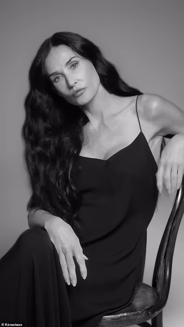 'Kako sam starila, sve sam više razmišljala o tome kako se brinem za to', rekla je za People. Bivša supruga Brucea Willisa također je rekla da dugi pramenovi 'najviše liče na mene'