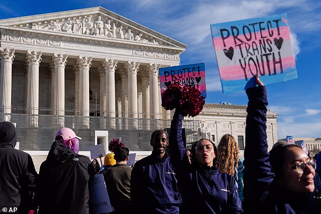 Prosvjednici nose natpise ispred Vrhovnog suda tijekom rasprava oko državnih zabrana