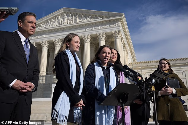 Sportaši koji se bore za održavanje državnih zabrana transrodnih sportaša govore ispred suda
