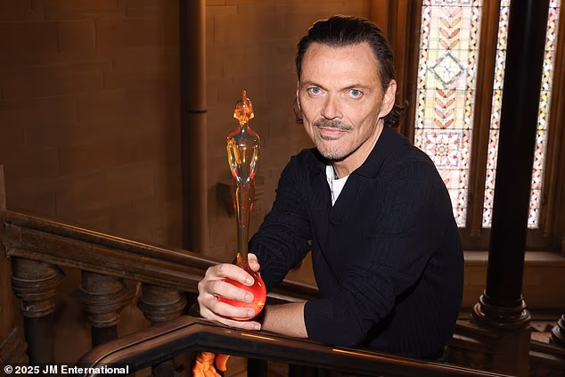 U čast preseljenja u Maanchester, BRIT trofej će odustati od neprozirnog dizajna i umjesto toga će biti izrađen od prozirne smole boje jantara