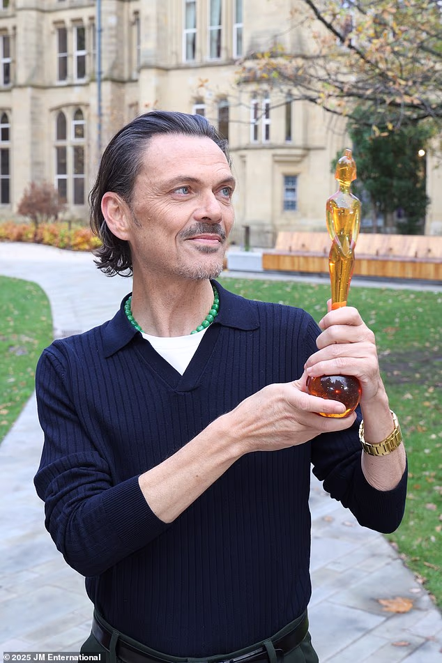 Lokalni dizajner Matthew Williamson angažiran je da osmisli novi dizajn za trofeje