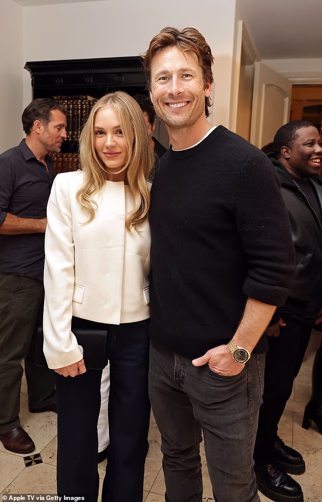 Kasnije se udvostručuje, dodajući, ¿Samo nikad nisam razumjela obruče oko zamjenica¿, uokvirujući svoj argument kao stvar ¿osnovnog engleskog¿, a ne ideologije; (Randolph i Powell u prosincu)