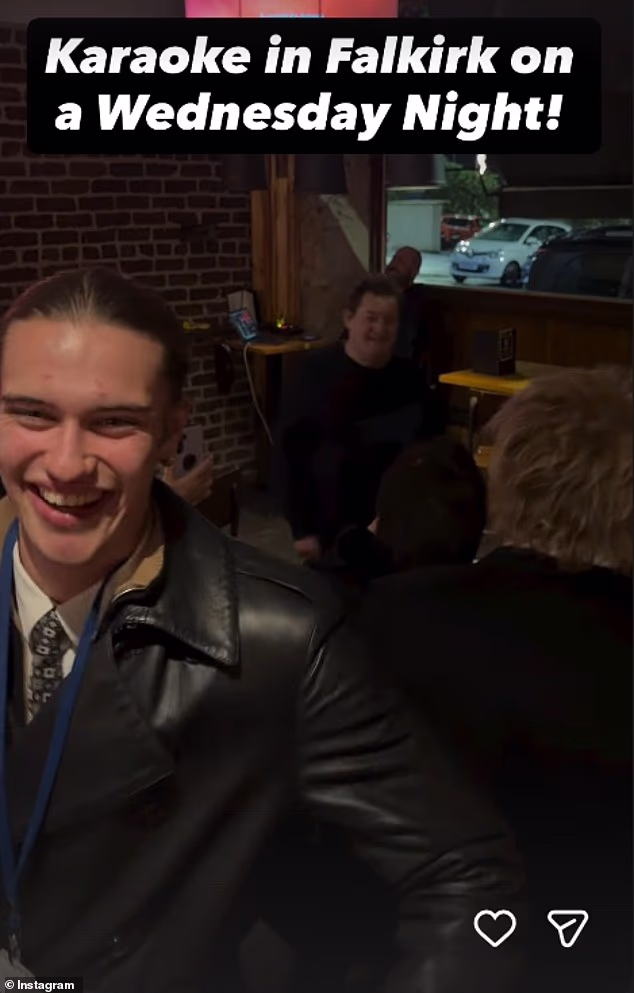 Pridružio mu se sin Alastair (20) kojeg dijeli sa suprugom Penny Lancaster