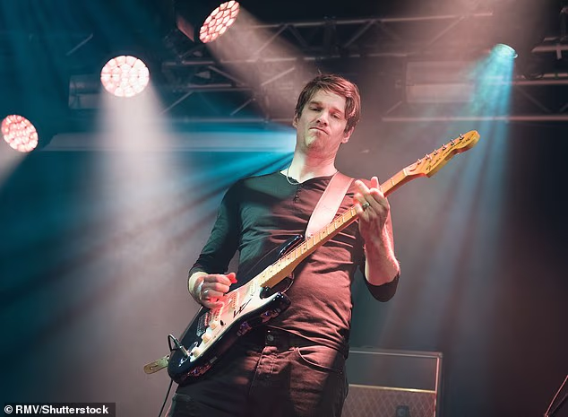 Jesse je slijedio očevu karijeru, ali s manje financijskog uspjeha - ponekad je gitarist rock grupe Reef (na slici nastupa s bendom u Edinburghu 2018.)