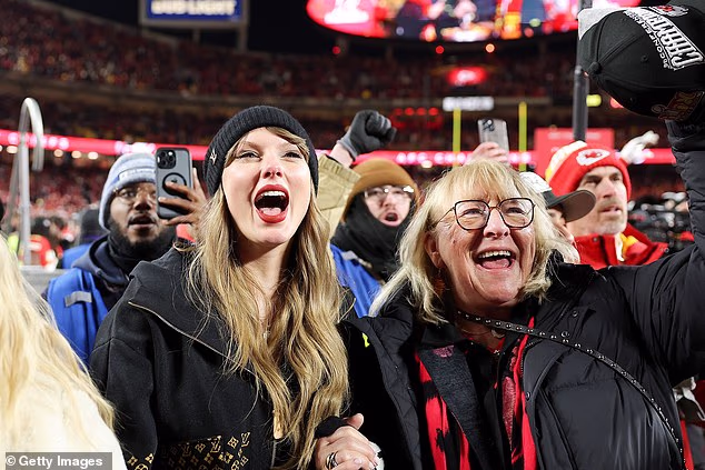 Donna (73) 'ne želi biti prepotentna' kada je u pitanju planiranje vjenčanja njezina sina, rekao je prijatelj za Daily Mail