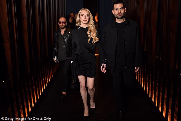 Pustivši svoje plave uvojke da joj padnu niz ramena, Lindsay je izgledala dobro raspoložena dok je pozirala uz svog zaručnika