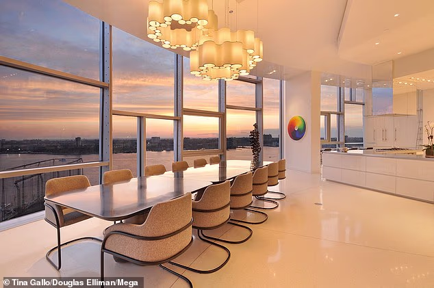 Deborra-Lee je također navodno otkupila Hughov udio u njihovom drugom luksuznom stanu u New Yorku – 35 milijuna AUD (24 milijuna USD) trosobni penthouse na Manhattanu