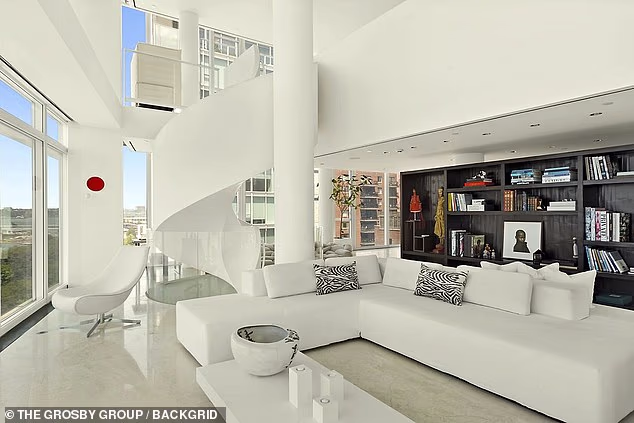 Kao dio nagodbe, bivši par stavio je na prodaju svoj luksuzni stan u West Villageu u New Yorku za 60 milijuna AUD (39 milijuna USD)