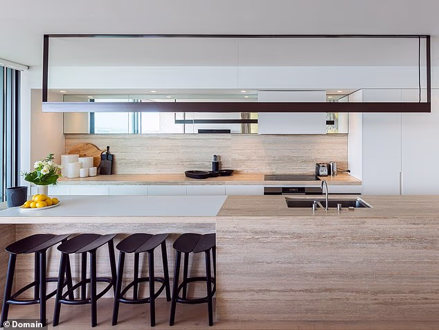 'Zašto bi ga ikada prodao?' jedan upućeni upitao je Wentworth Courier. 'To je najbolje mjesto na Bondi Beachu.'