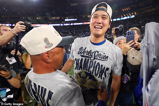 Menadžer Dave Roberts broj 30 Los Angeles Dodgersa slavi sa Shoheijem Ohtanijem broj 17 nakon pobjede nad Toronto Blue Jaysima i osvojio drugi uzastopni naslov svjetskog prvaka za klub.