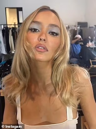 Na jednoj grupi fotografija obojica su bili u sličnom glamuroznom stilu i imali su nevjerojatno slična lica; Depp viđen 2023