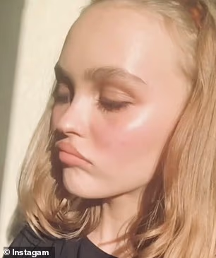 Drugi set selfieja, za koje se činilo da su oba iz 2023., pokazao je dame kako prave zrcalnu sliku napućenih lica