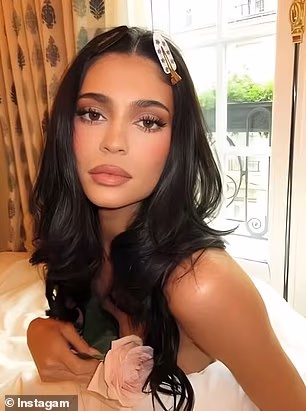 Vizažistskog mogula usporedili su s francusko-američkom glumicom u videu koji ih je pokazao u sličnim kombinacijama i u istim pozama: Jenner viđena 2025.