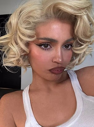 Obožavatelj je također usporedio plavokosi selfie koji je Jenner snimila 2024. sa slikom Deppa iz serije The Idol 2023.