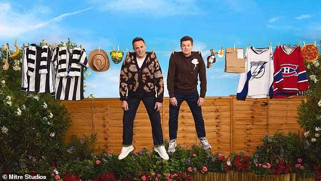 Dugogodišnji prijatelji, oboje imaju 50 godina, otkrili su uzbudljivu vijest u petak, potvrđujući da će prva epizoda biti emitirana 22. siječnja. Epizode će se objavljivati ​​svaka dva tjedna, s dodatnom bonus epizodom svakog ponedjeljka