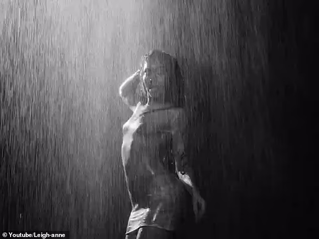 U režiji Mirande May, upečatljivi glazbeni video odražava sparnu energiju pjesme, a Valiant izmjenjuje stihove s Leigh-Anne dok ona upravlja ekranom