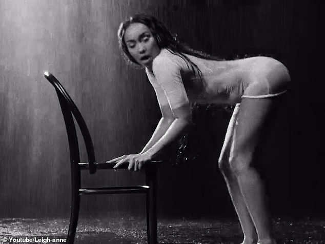 Bivša pjevačica Little Mixa (34) izgledala je nevjerojatno u videu, koji također sadrži i strastven trenutak s jamajčanskim dancehall umjetnikom Valiantom