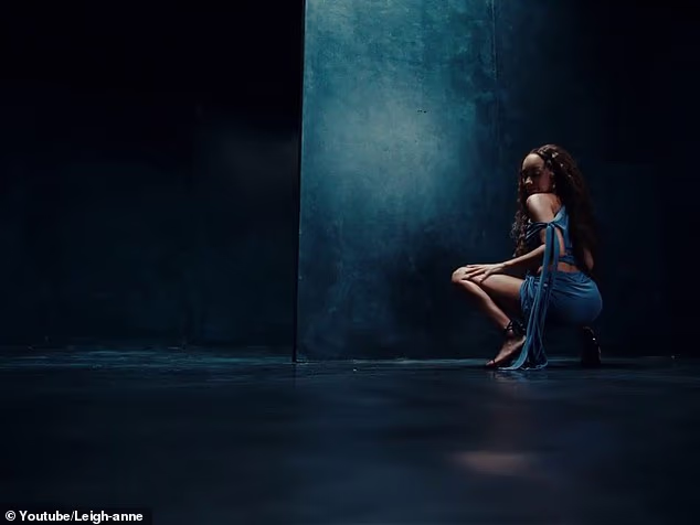 Leigh-Anne bila je odjevena u oskudnu plavu drapiranu koordu, koja je prikazivala njezinu fenomenalnu građu dok je plesala uz stazu