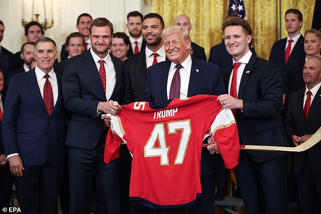 Predsjednik je poželio dobrodošlicu NHL momčadi u Bijeloj kući kako bi proslavili osvajanje Stanley kupa