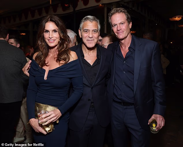 Foster je tvrdio da su Cindy Crawford i njezin suprug Rande Gerber pokušali glumiti provodadžiju; (Crawford, Clooney i Gerber 2025.)