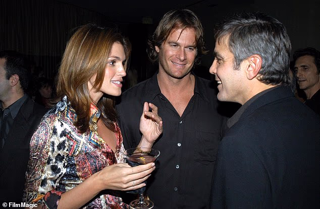 'Bilo je to tako teško ne', rekla je Foster, prisjećajući se svog prvog dojma, 'sjećam se da sam pomislila: 'Oh, on je tako star"'; (Crawford, Gerber i Clooney 2002.)