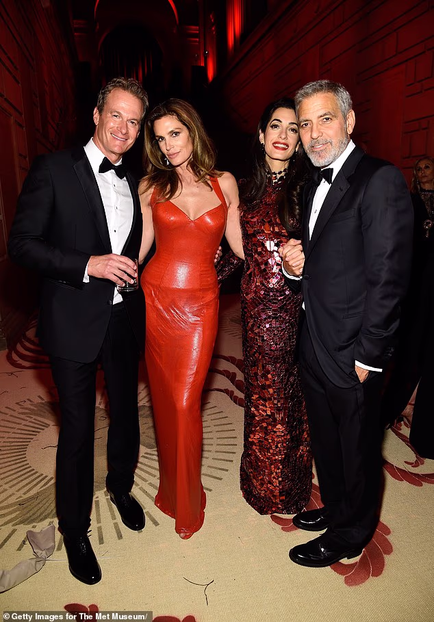 Clooney se konačno vjenčao s odvjetnicom za ljudska prava Amal Clooney (47) u rujnu 2014.; (Gerber, Crawford, Amal Clooney i Clooney 2018.)