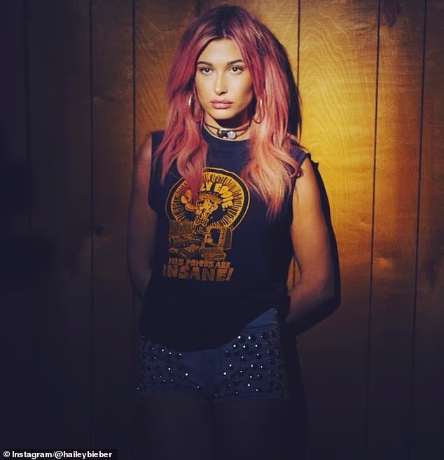 Desetljeće ranije, utemeljitelj Rhode također se odlučio za ružičaste pramenove, kao i svjetliju plavu nijansu