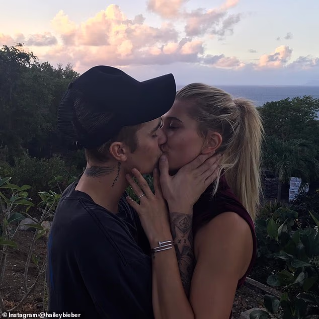 Na slici iz 2016. par se mogao vidjeti kako stisnu usne dok stoje vani u zalazak sunca s oceanom blizu u daljini