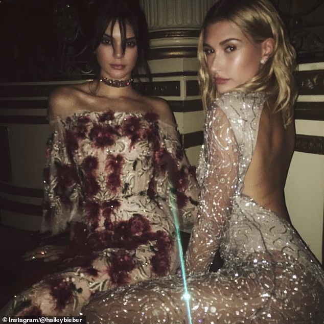 Drugi je uhvatio Biebera kako glamira u blistavoj haljini dok je također provodila vrijeme s Kendall Jenner