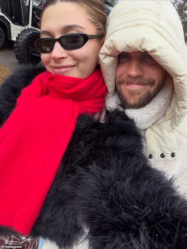 Kad je riječ o tome da je njihova veza u središtu pozornosti, Bieber je rekla da joj je 'prijatno' kako se par nosi s javnom romansom