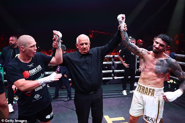 Sucu Chrisu Condonu nije preostalo mnogo izbora nego prekinuti meč i dodijeliti rezultat bez odluke